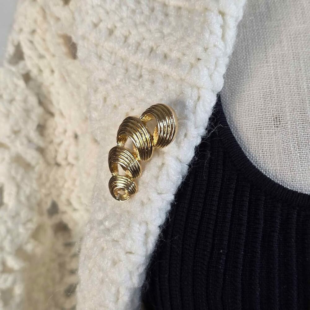 Vintage Gold Tone Chain Link Brooch Minimalist Coil Pin Quiet Luxury